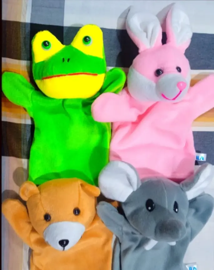 Boneka tangan berbentuk katak, kelinci, beruang, dan tikus