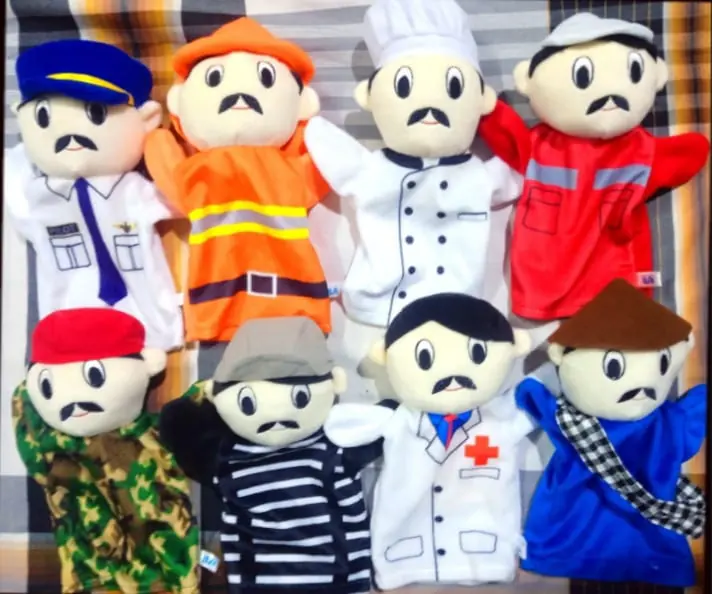 Boneka tangan bertema profesi: dokter, koki, petugas pemadam kebakaran, dan polisi