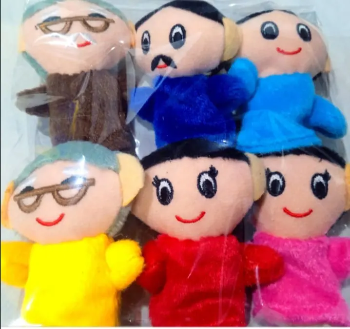 Boneka tangan bertema anggota keluarga dengan pakaian warna-warni