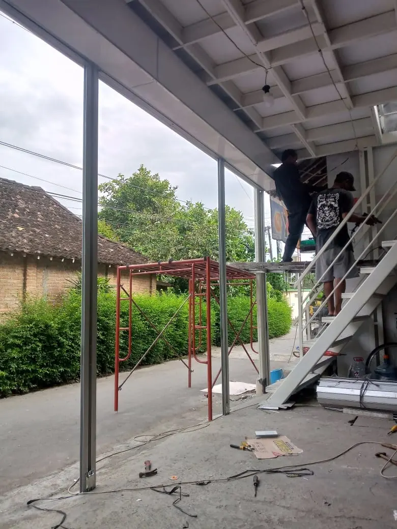Rangka kanopi baja yang sudah berdiri di area luar bangunan