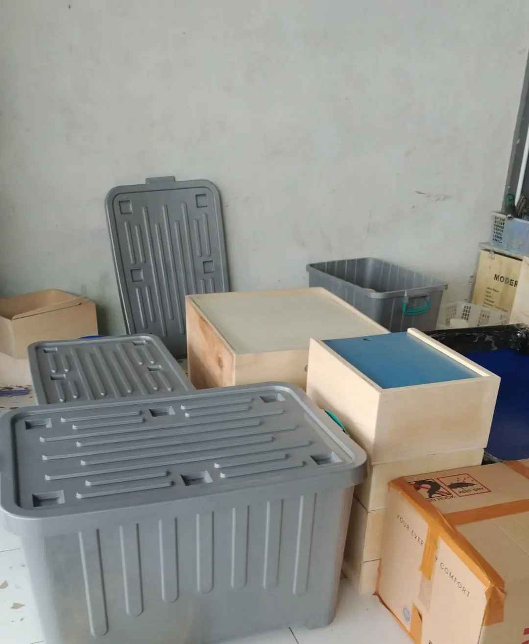 Boks penyimpanan plastik dan unit laci kayu yang siap dikirim