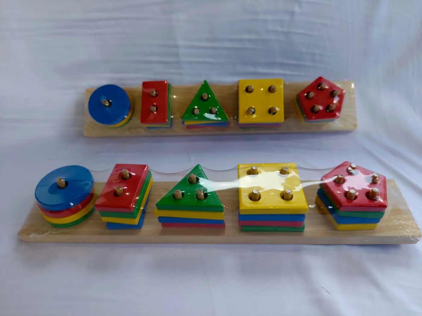 Papan sortir bentuk dan warna dari kayu untuk latihan motorik anak