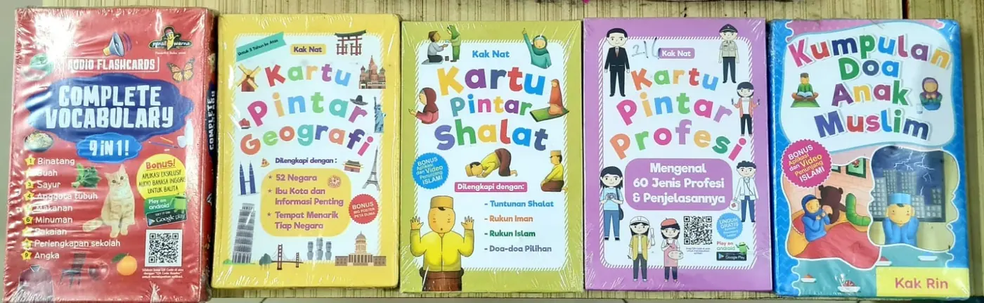 Set kartu edukasi bergambar, termasuk Kartu Pintar Shalat